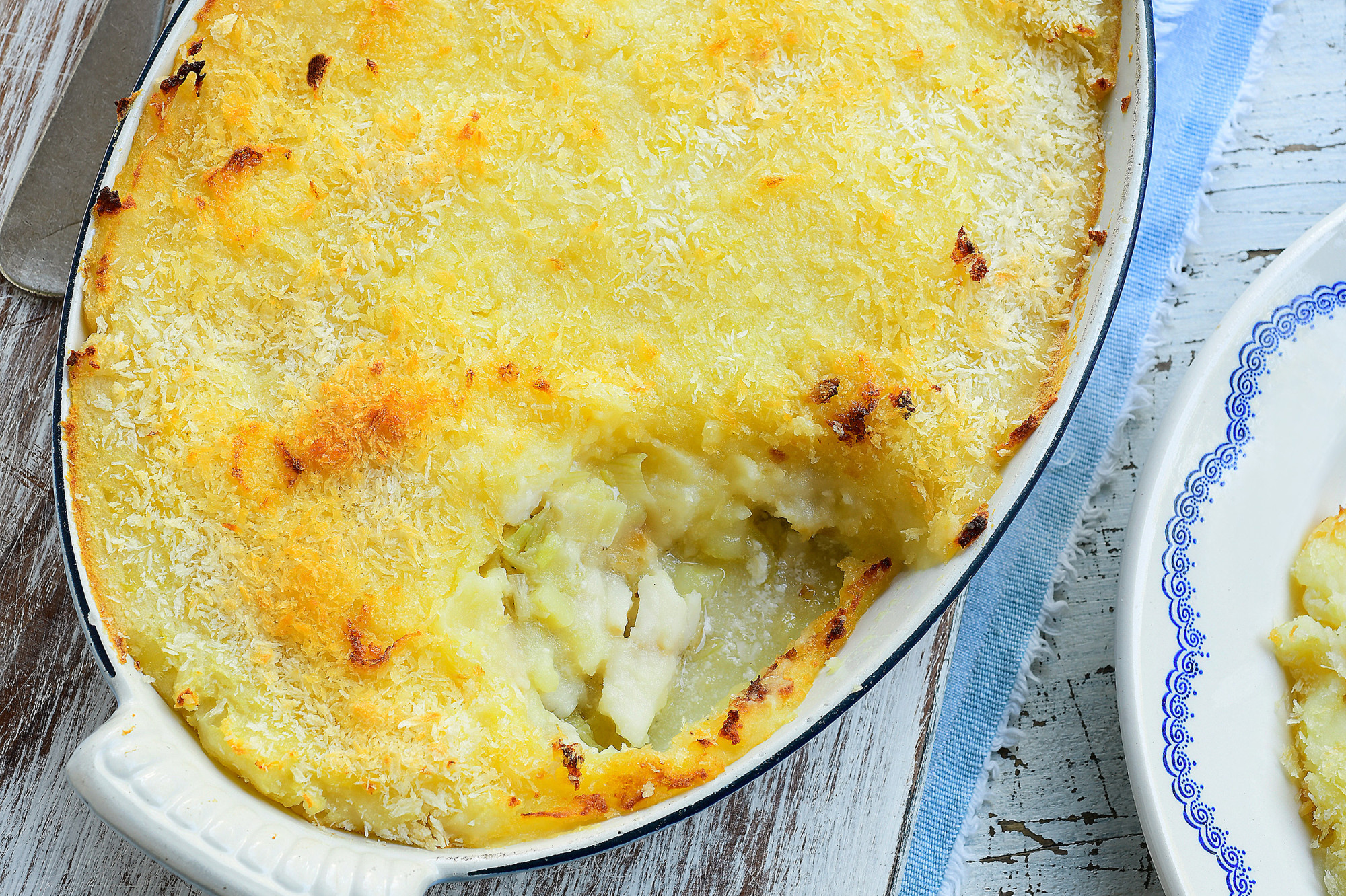 Ovenschotel in laagjes met kabeljauw, prei en puree